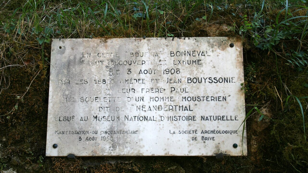 Plaque commémorative de la découverte de 1908 à la Bouffia Bonneval, La Chapelle-aux-Saints