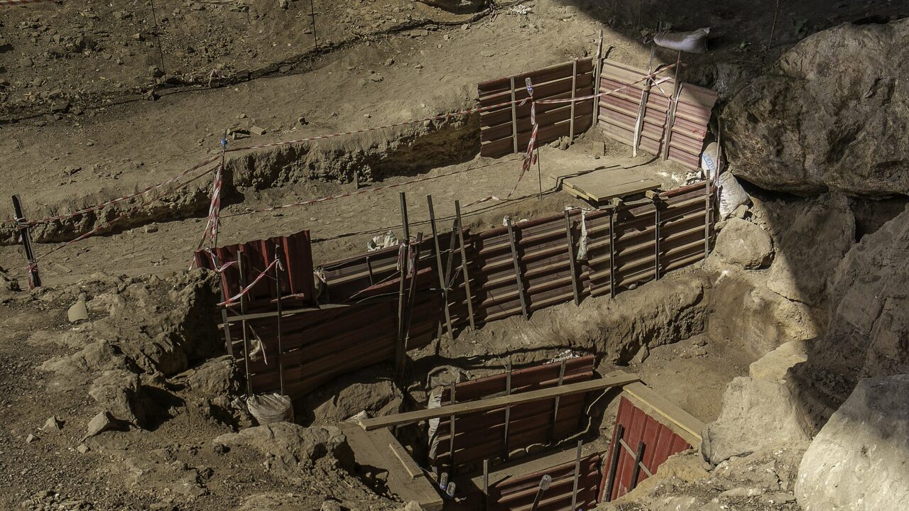 Tranchées de fouille étayées par des planches dans le sol de la grotte de Shanidar
