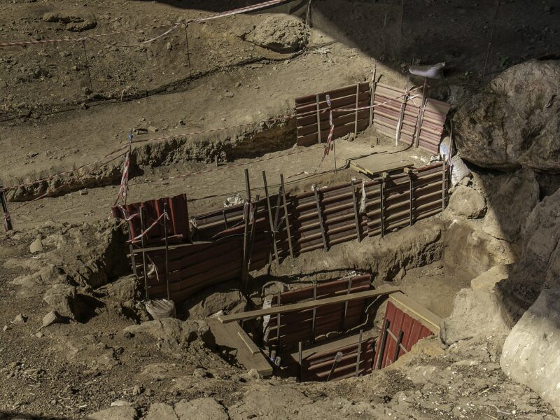 Tranchées de fouille étayées par des planches dans le sol de la grotte de Shanidar
