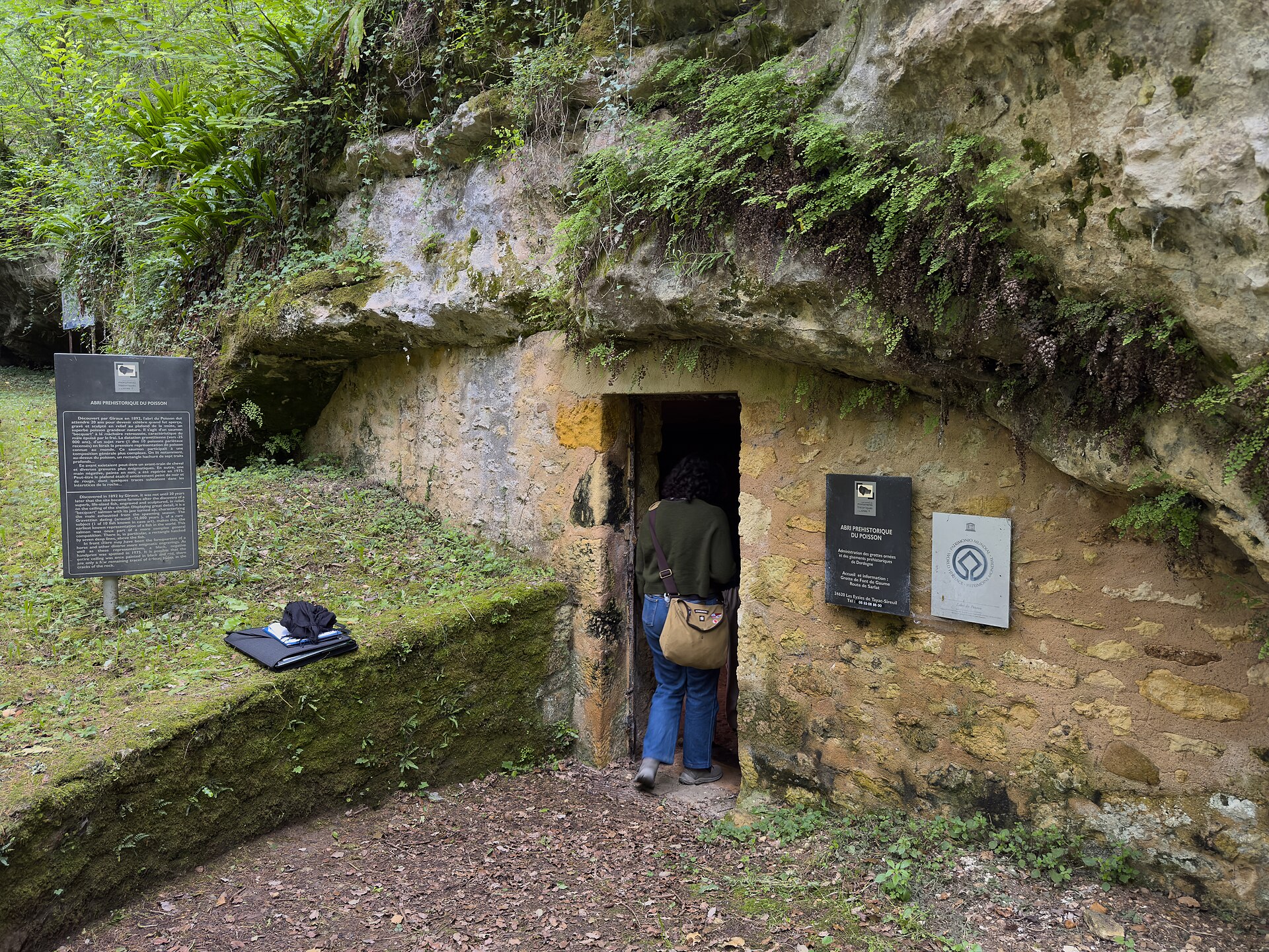 L’abri du Poisson, au pied de la falaise de Gorge d’Enfer