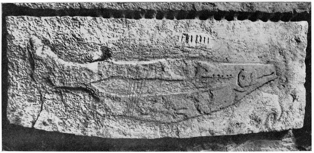 Le saumon sculpté au plafond de l’abri