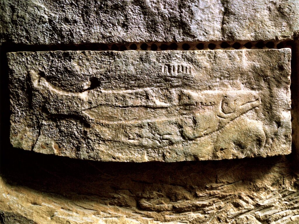 Le saumon en bas-relief, long de 1,05 m