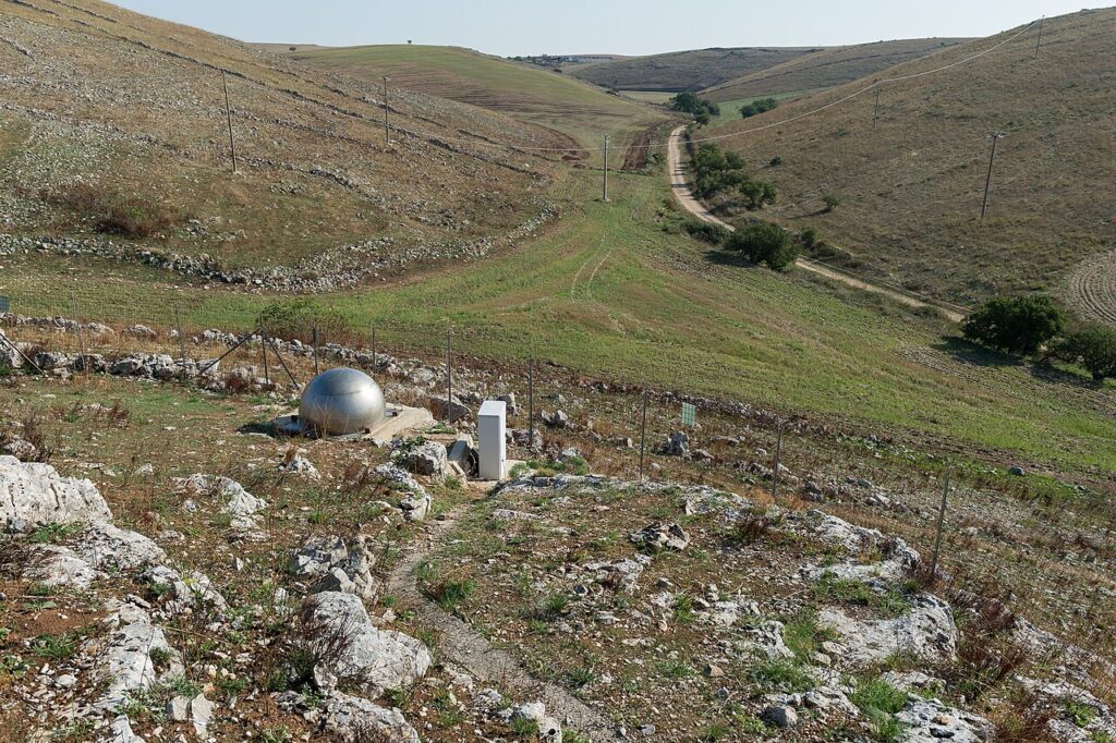 Le dôme qui ferme l’entrée de la grotte de Lamalunga, dans la campagne de la Murge