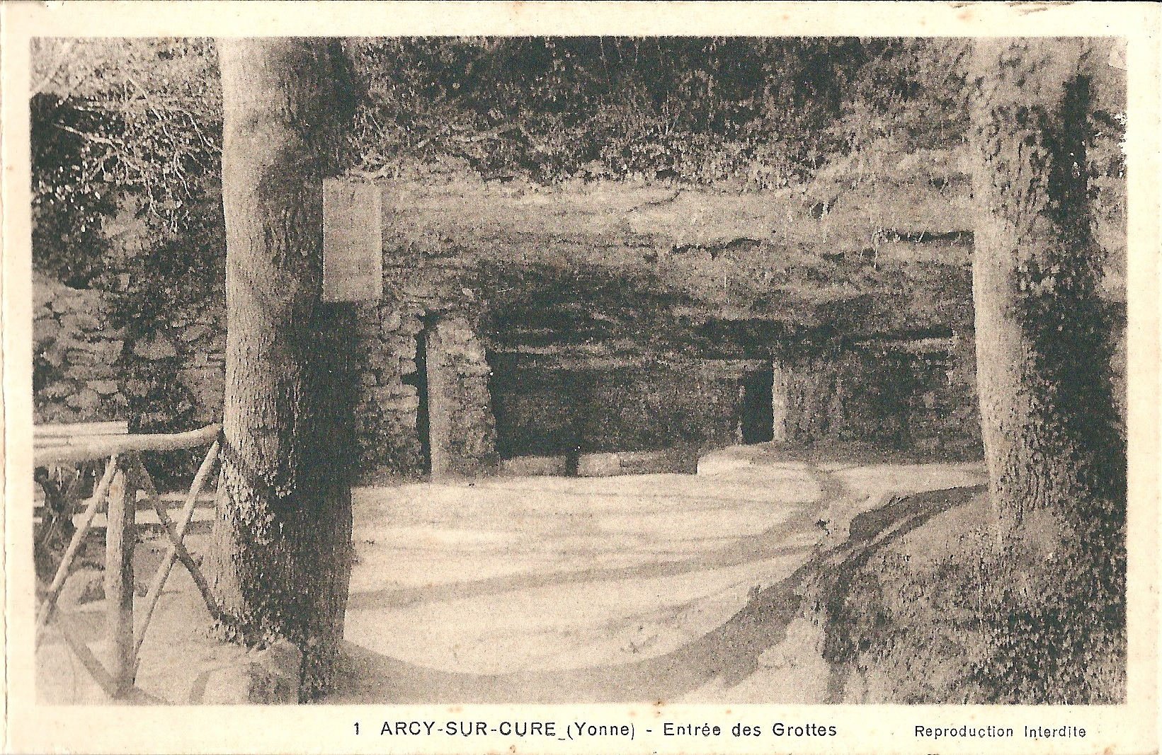 Entrée de la Grande Grotte d’Arcy-sur-Cure, carte postale vers 1937