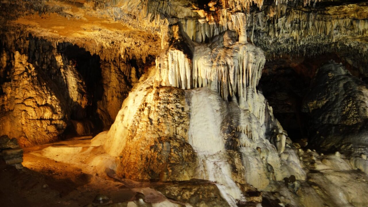Concrétions de la salle de la Vierge, Grande Grotte d’Arcy-sur-Cure