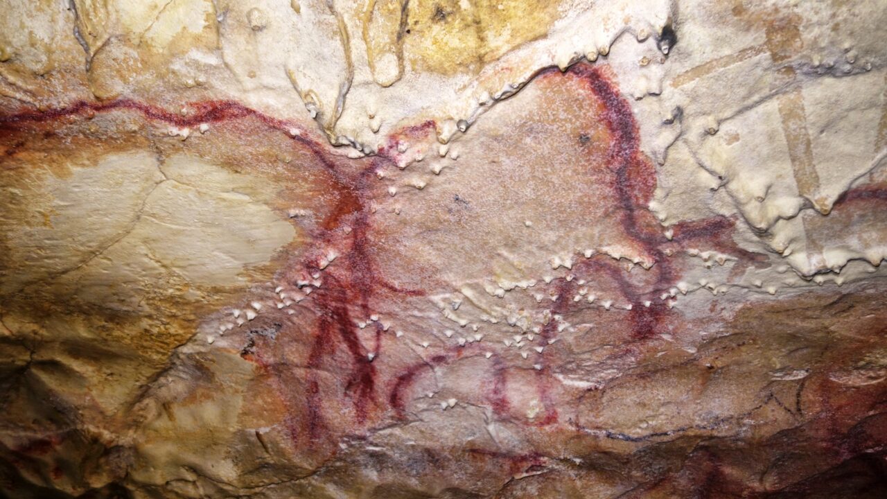 Tracés rouges de la salle des Vagues, Grande Grotte d’Arcy-sur-Cure