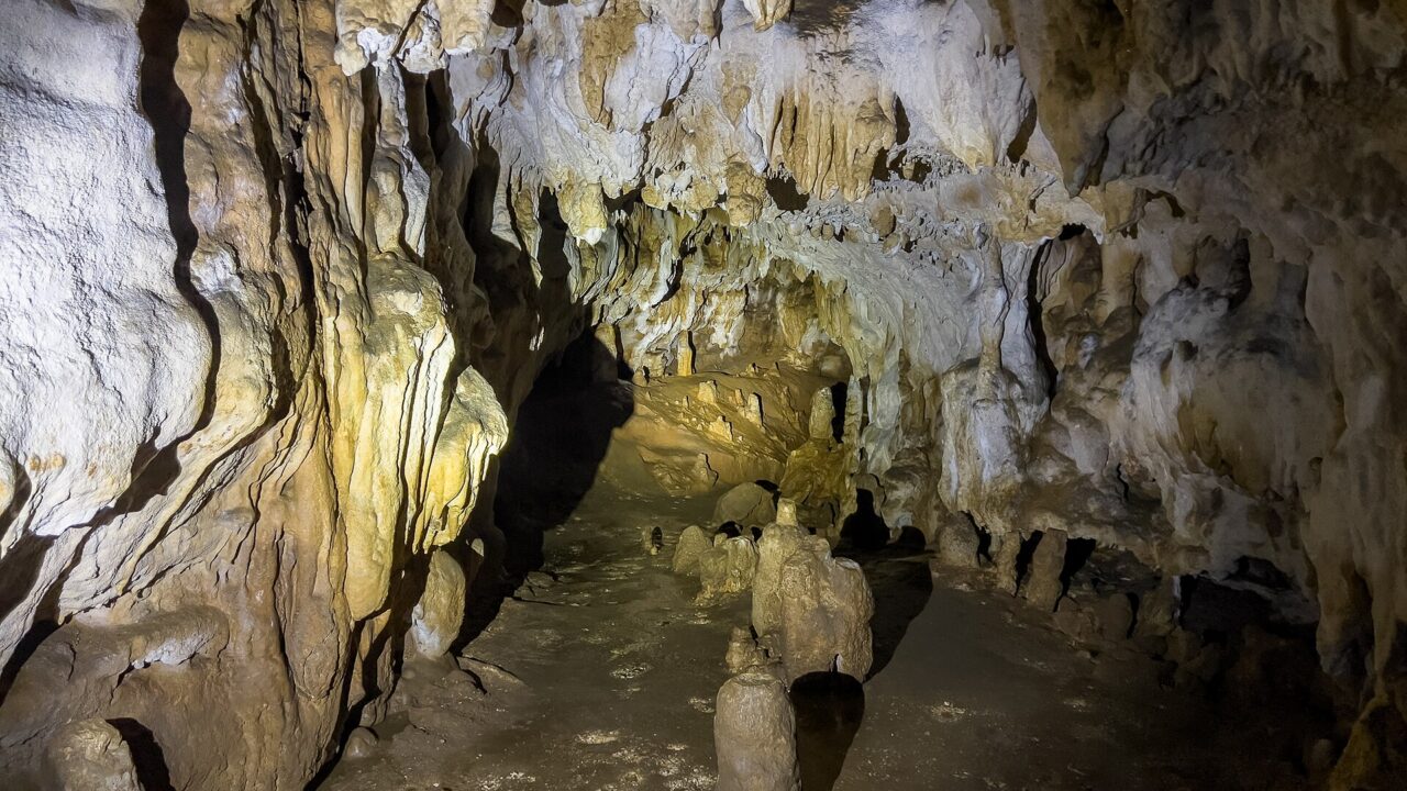 Le passage qui descend vers la deuxième salle de la grotte