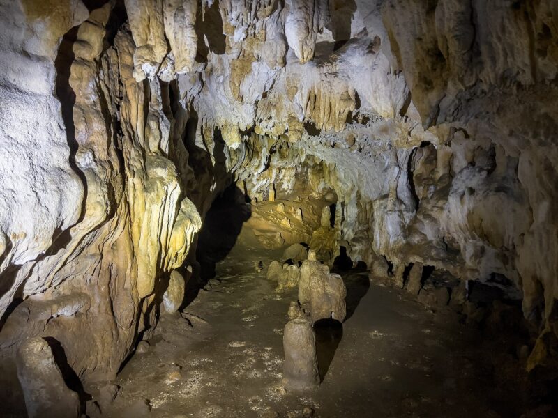 Le passage qui descend vers la deuxième salle de la grotte