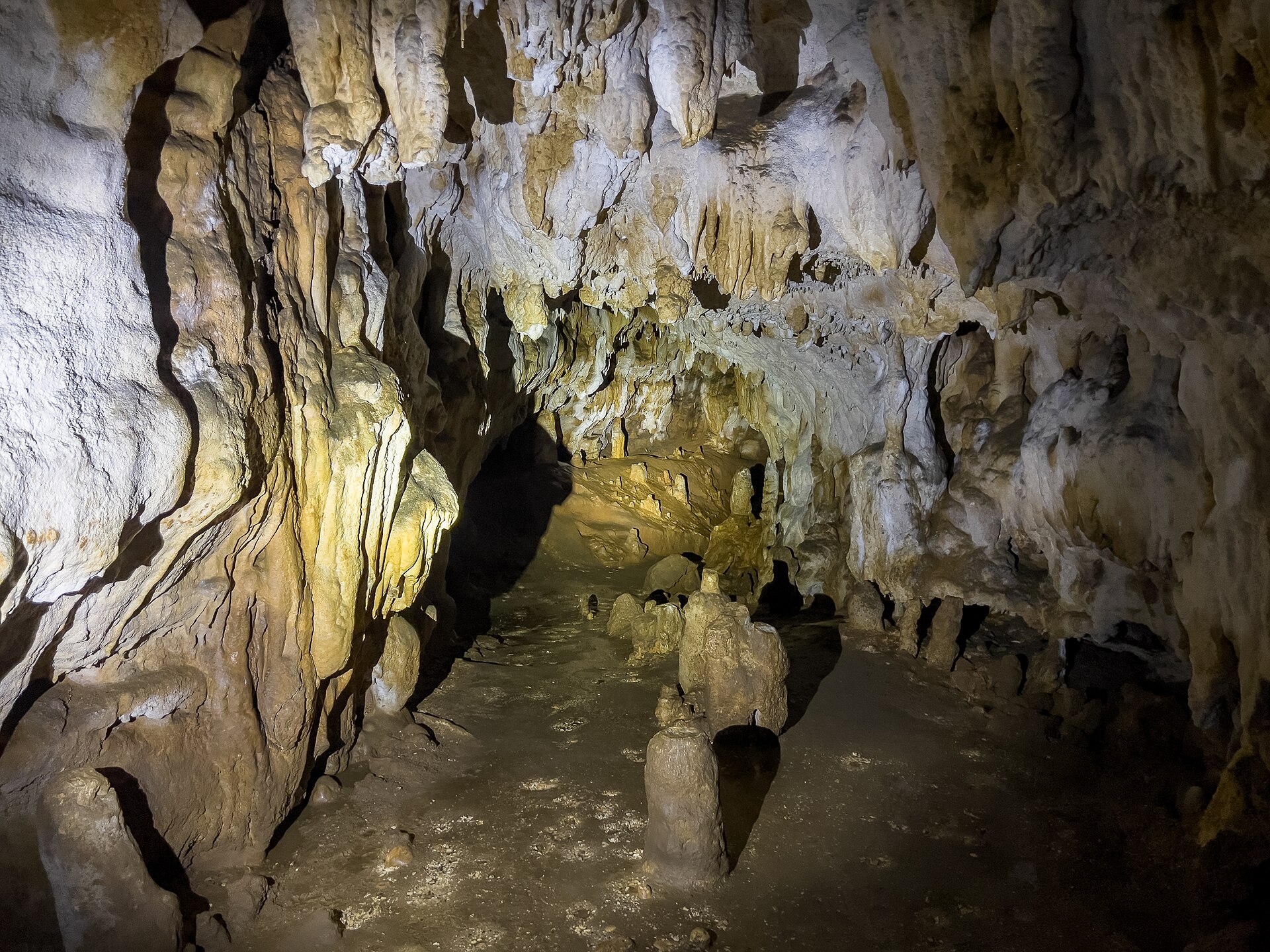 Le passage qui descend vers la deuxième salle de la grotte