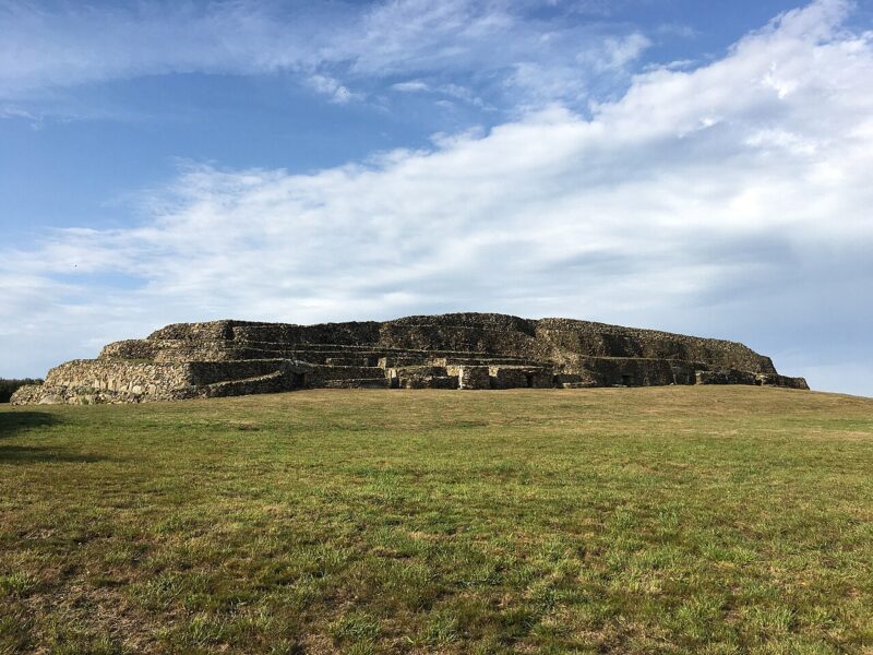 Face est du cairn de Barnenez et entrées des dolmens