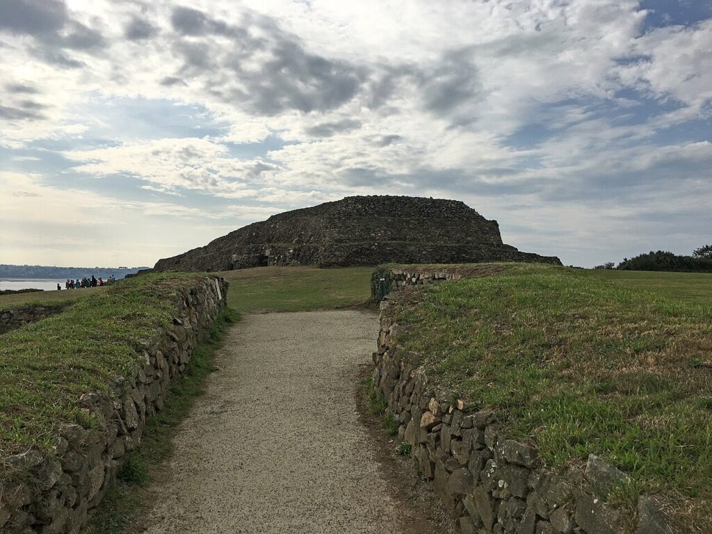 Le cairn vu depuis l’arrivée sur le site