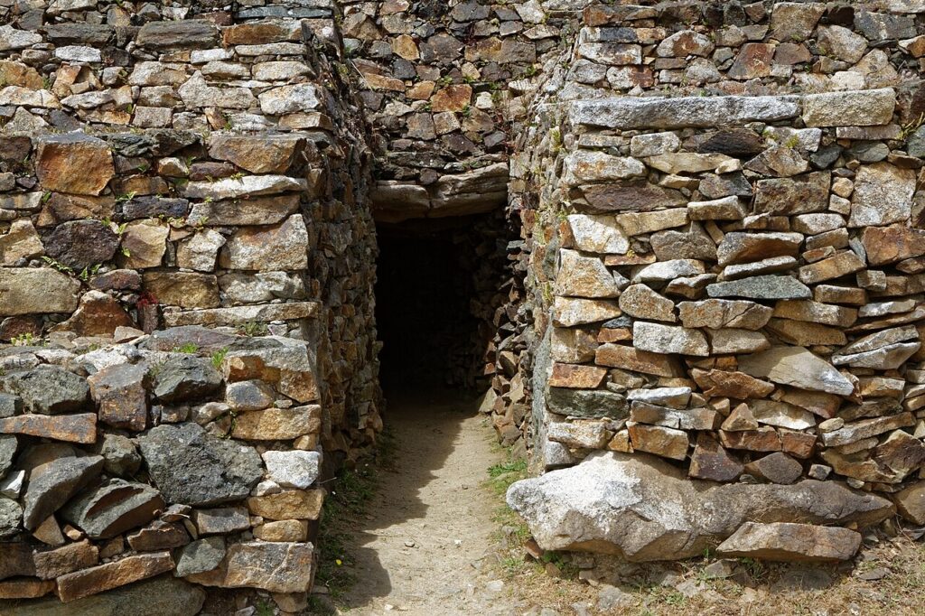 Porte de la galerie C, couloir d’accès en pierres sèches