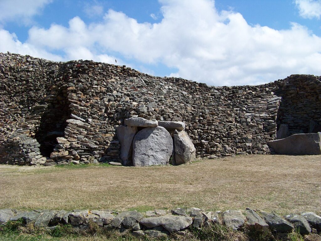 Entrée d’une des chambres du cairn