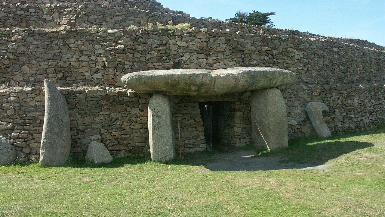 Façade est du cairn de Petit Mont et entrée d’un dolmen