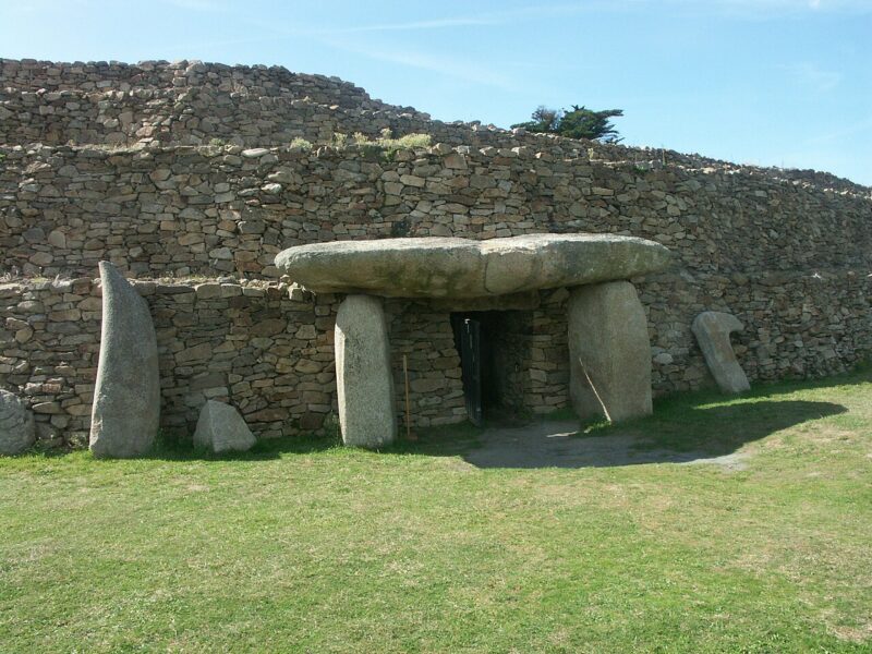 Façade est du cairn de Petit Mont et entrée d’un dolmen