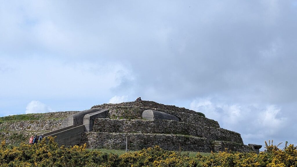 Le cairn et le blockhaus de la Seconde Guerre mondiale