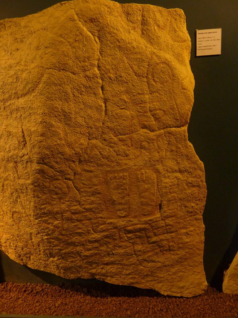 Dalle gravée du Petit Mont, conservée au musée de Préhistoire de Carnac