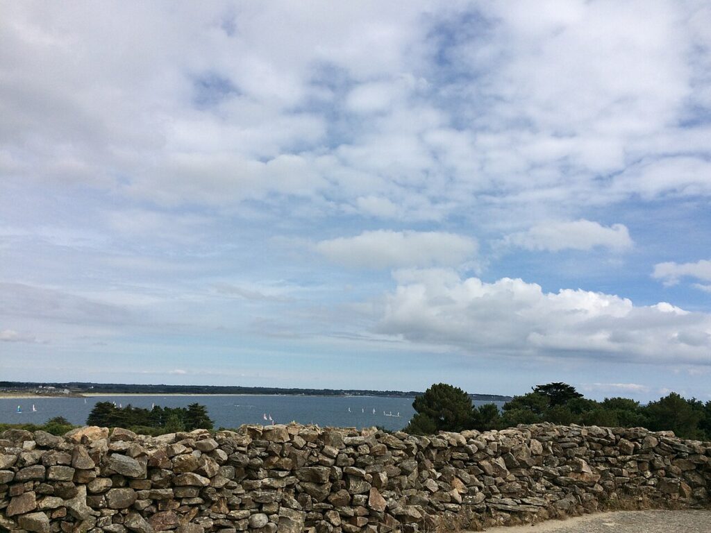 Vue depuis la terrasse du cairn sur le golfe du Morbihan