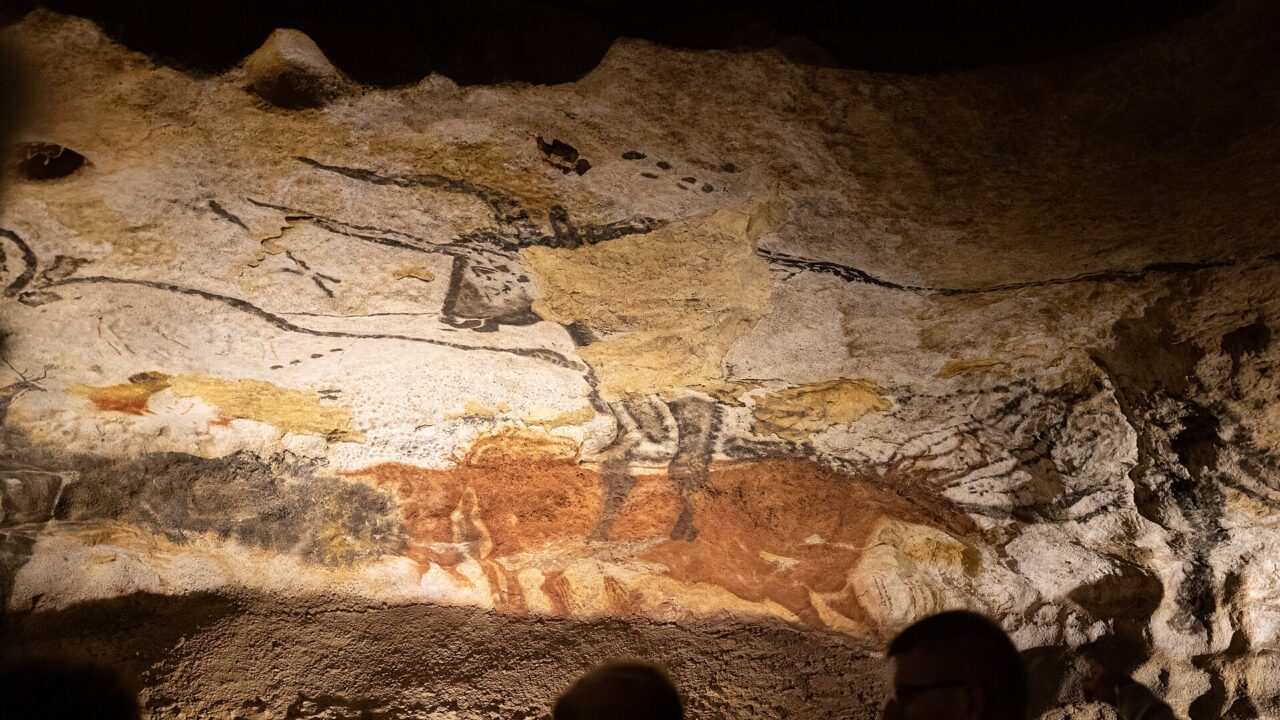 Taureaux et chevaux peints de la salle des Taureaux, dans la réplique Lascaux II