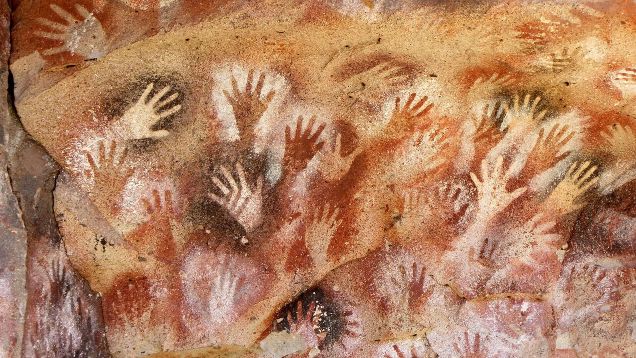 Mains négatives et positives sur la paroi de la Cueva de las Manos (Santa Cruz, Argentine)