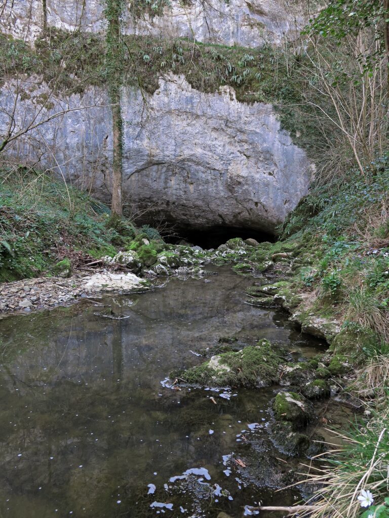 La perte du Volp, là où le ruisseau s’enfonce sous la colline