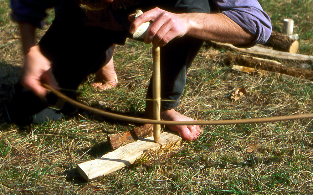 Allumage du feu à l’archet, planchette en lierre et foret en pin