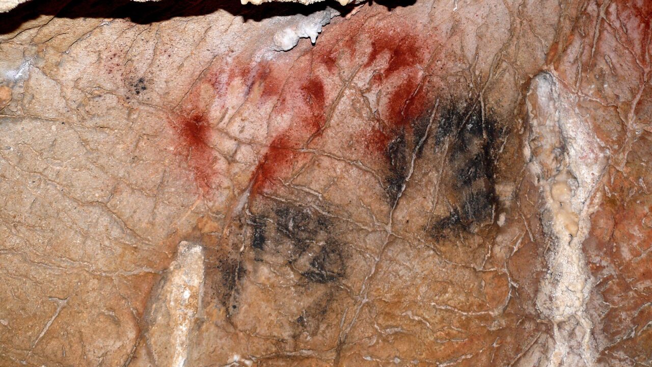 Mains négatives noires et rouges de la grotte de Gargas (Hautes-Pyrénées), Gravettien
