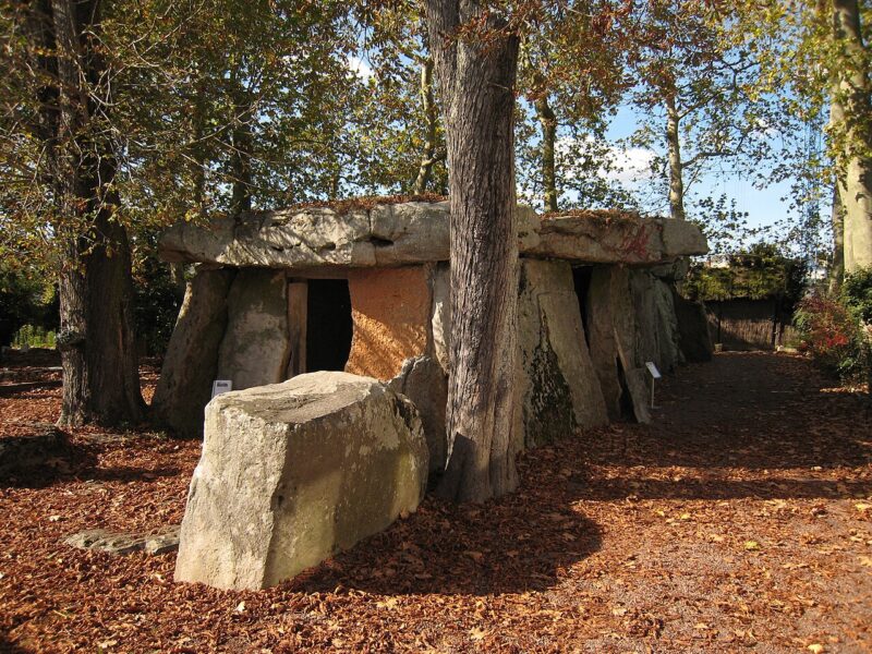 Le grand dolmen de Bagneux dans son jardin