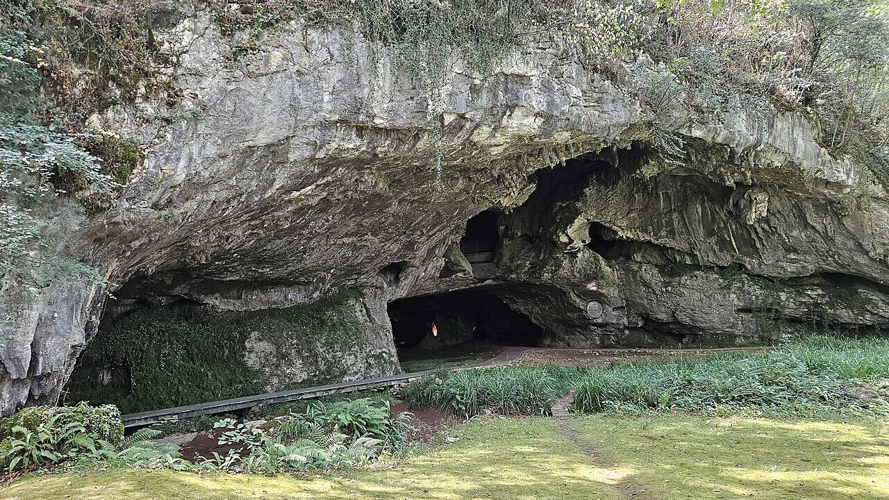 Porche de la grotte de Sare