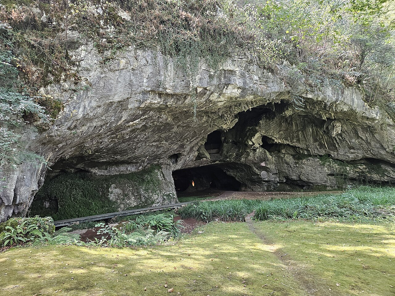 Porche de la grotte de Sare