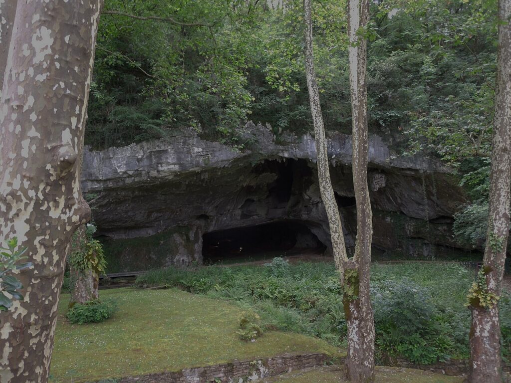 Entrée des grottes de Sare