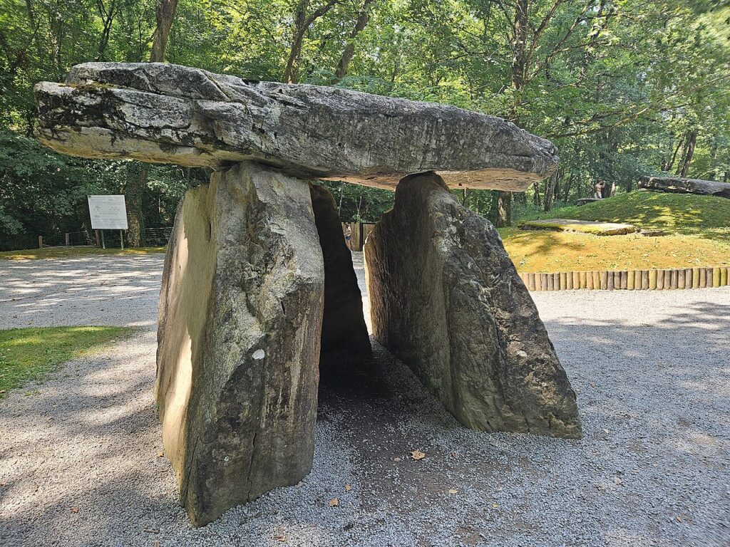 Dolmen du parc mégalithique, à l’extérieur de la grotte