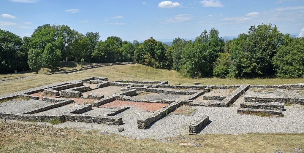 Vestiges du site de hauteur de Larina