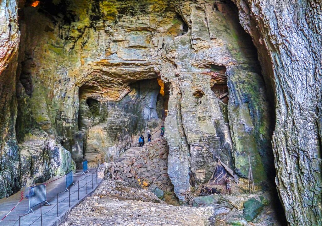 Entrée des grottes de la Balme, d’où viennent des céramiques néolithiques du musée