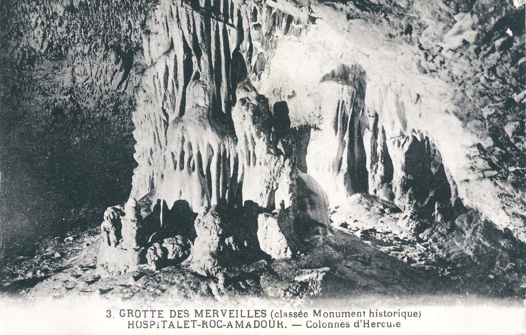 La « colonne d’Hercule », concrétion de la grotte, sur une carte postale ancienne
