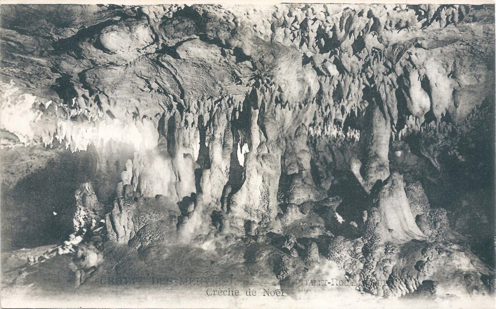 La « crèche de Noël », concrétions de la grotte, sur une carte postale ancienne
