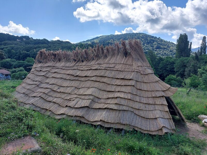 Habitation de l’âge du Bronze reconstituée au musée de l’Alta Rocca