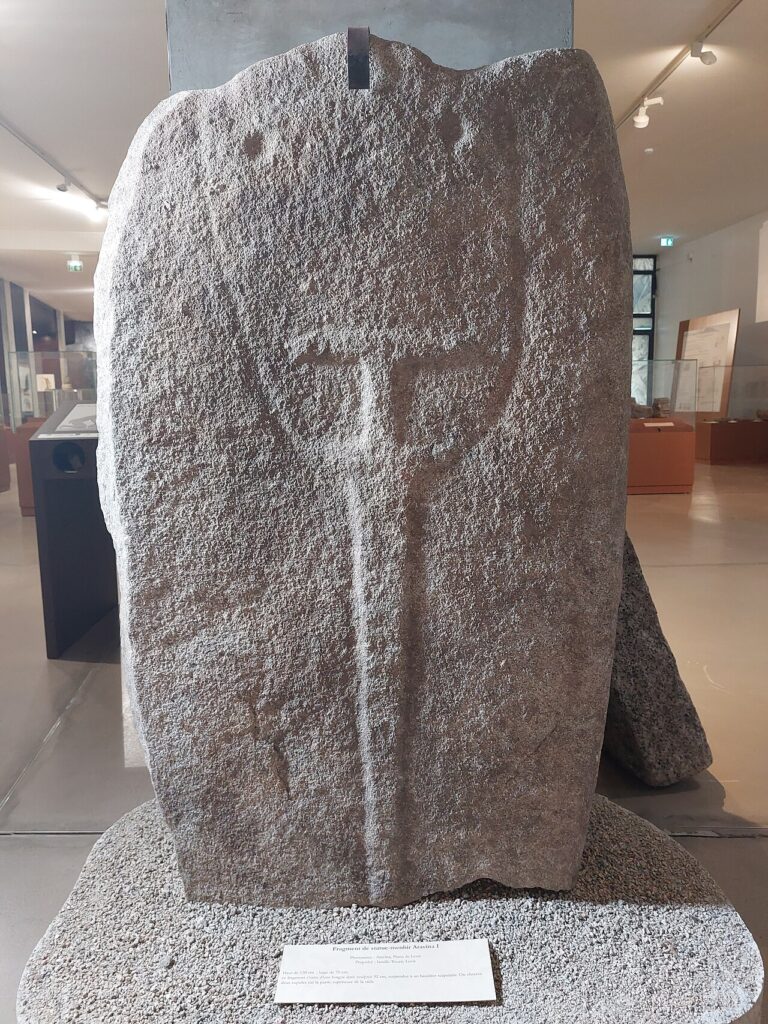 Fragment de la statue-menhir d’Aravina I, âge du Bronze
