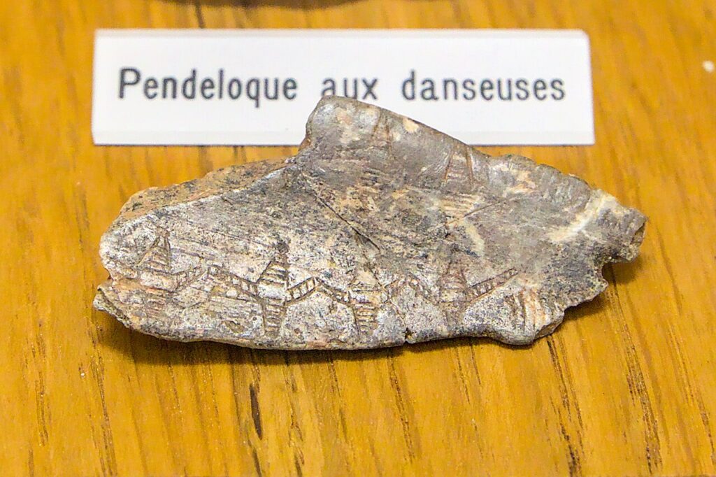 Pendeloque aux danseuses, Magdalénien, exposée au musée