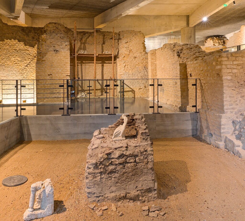 Sous-sol du musée : murs romains conservés en place
