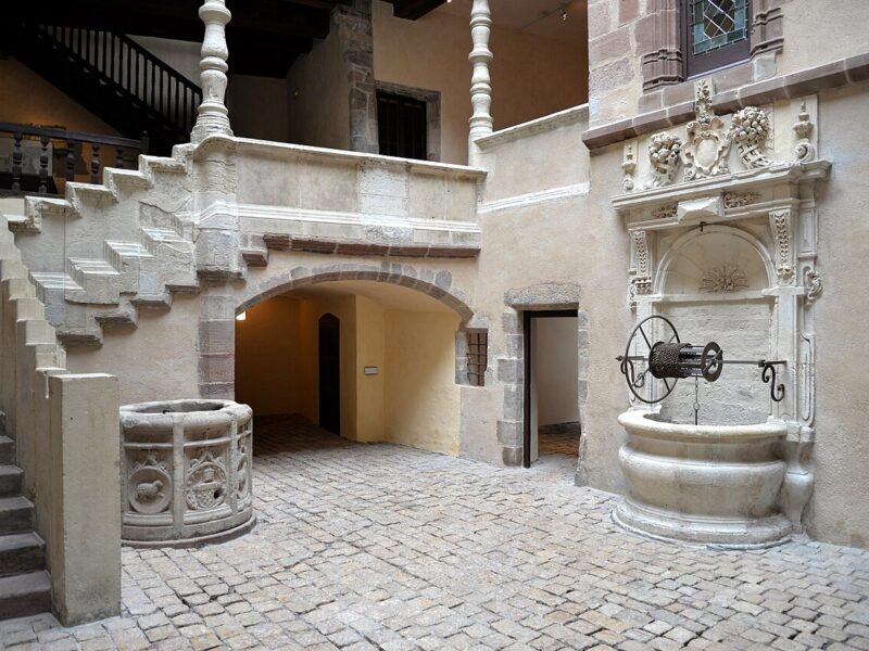 Cour Renaissance de l’hôtel de Jouéry, siège du musée Fenaille