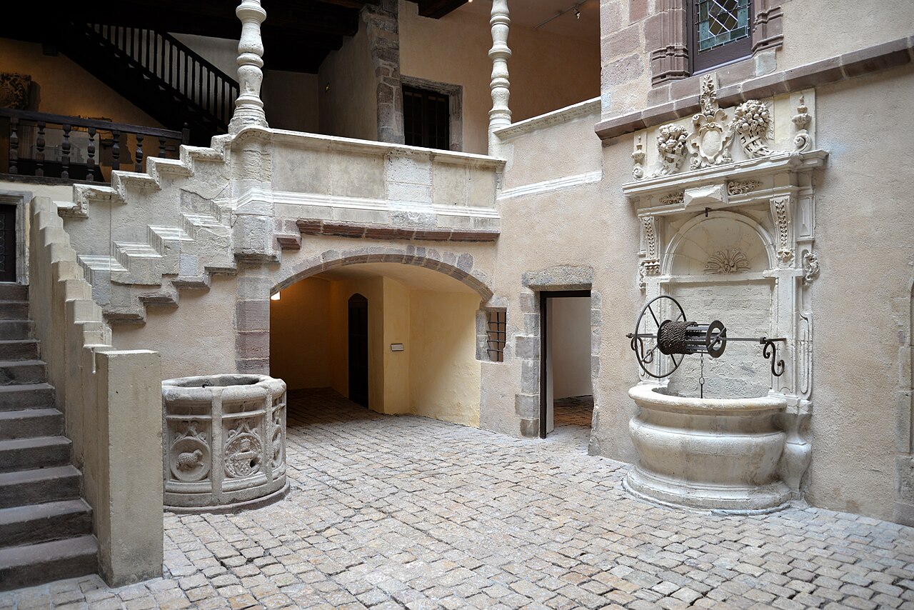 Cour Renaissance de l’hôtel de Jouéry, siège du musée Fenaille
