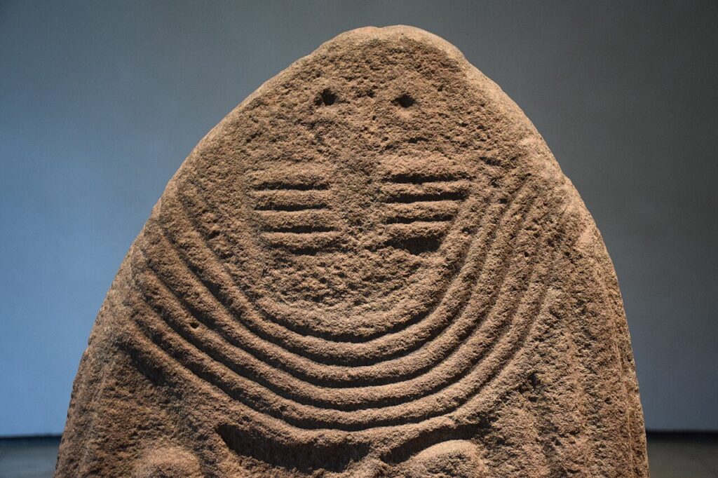 Visage et parures de la Dame de Saint-Sernin