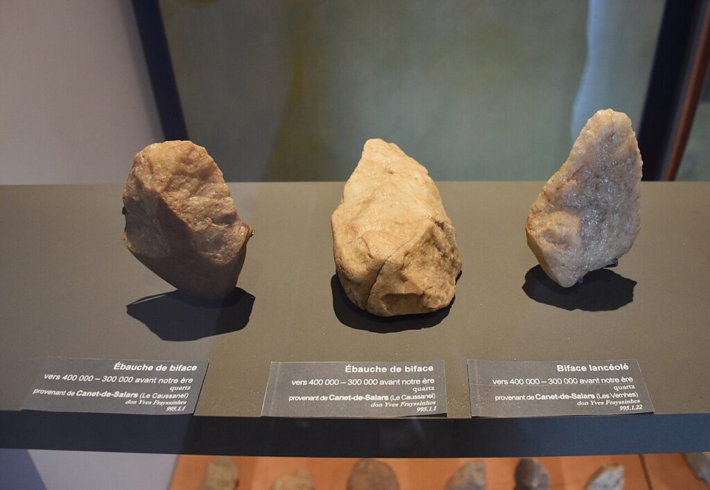 Bifaces préhistoriques présentés au musée