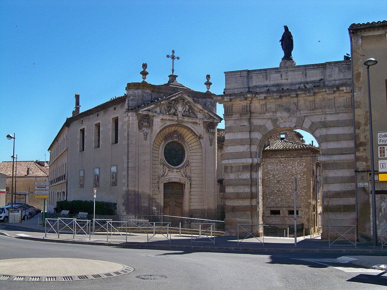 Chapelle de l’Hôtel-Dieu de Cavaillon et porte d’Avignon