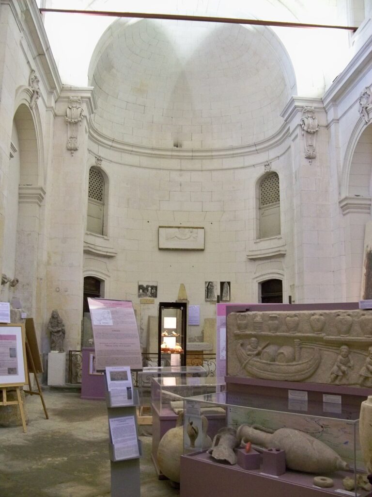 Salle d’exposition dans la nef de la chapelle