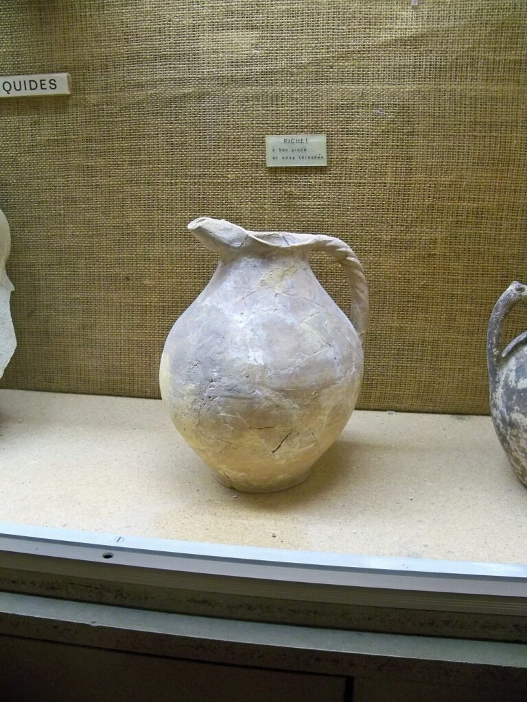 Pichet préhistorique exposé au musée