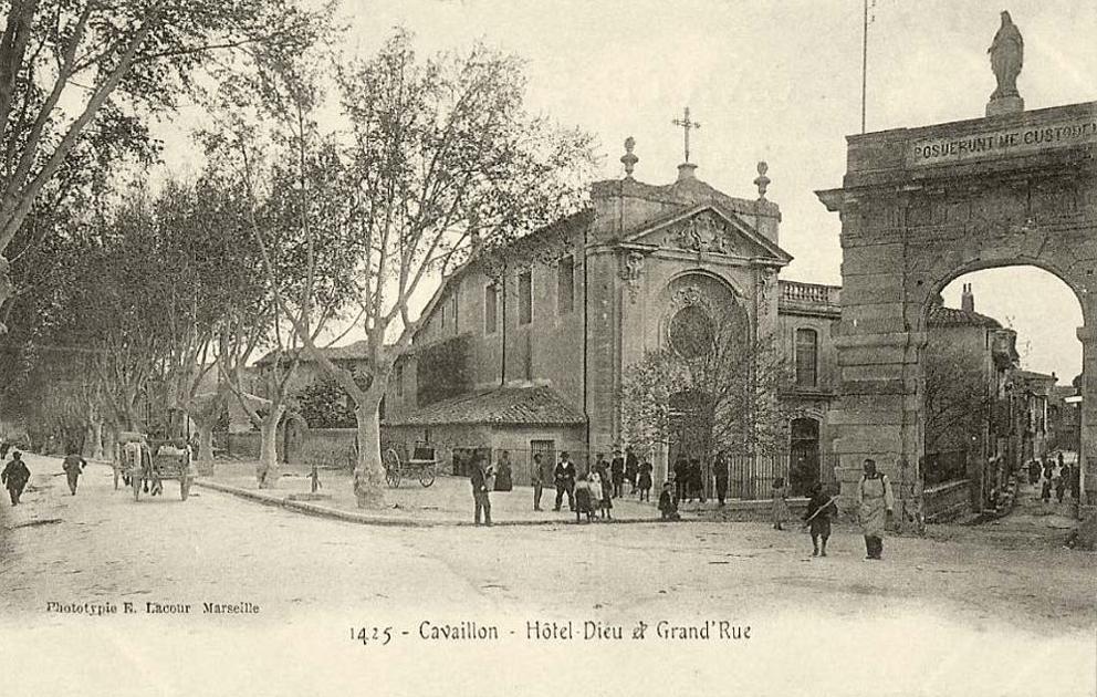 L’Hôtel-Dieu et la Grande-Rue sur une carte postale ancienne