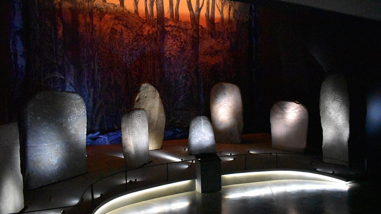 Salle des statues-menhirs en son et lumière
