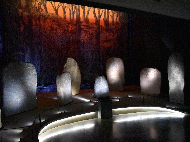 Salle des statues-menhirs en son et lumière
